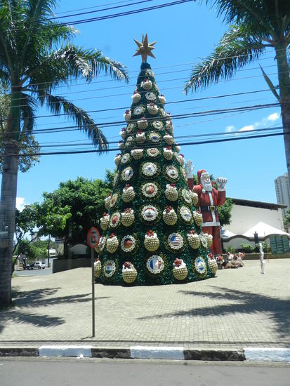 Weihnachtlich geschmückt ist es auch in Foz de Iguacu, auch wenn 30° C einfach zu warm für Weihnachten ist