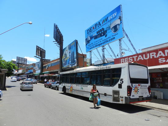 Die Endbushaltestelle in Brasilien vor der Grenzbrücke