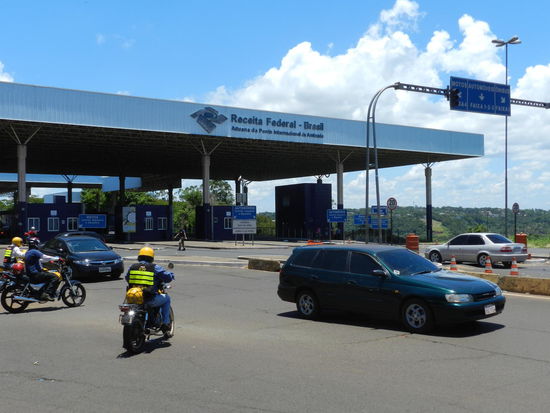 Blick auf die brasilianische Grenzstation auf der Brücke der Freundschaft