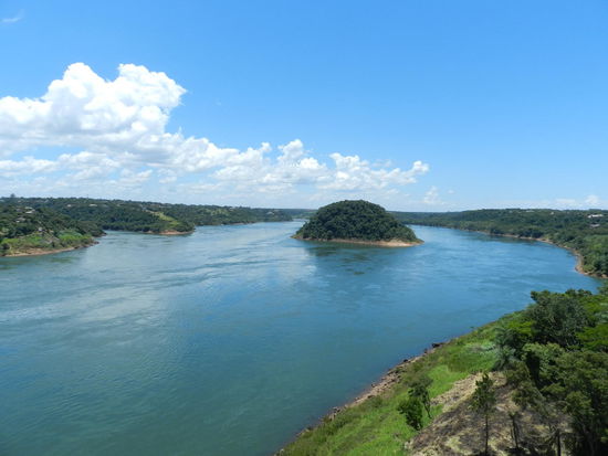 Blick von der Brückenmitte auf den Grenzfluss Paraná