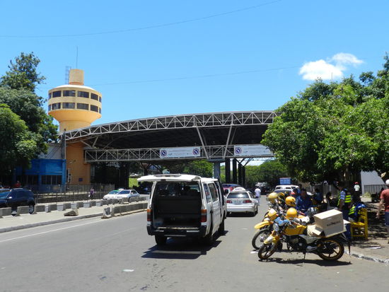 Auf der anderen Seite der Brücke: die Grenzabfertigungsstelle Paraguays