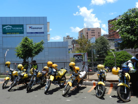 Mototaxis warten auf Kundschaft; sie pendeln auch zwischen den Grenzstationen