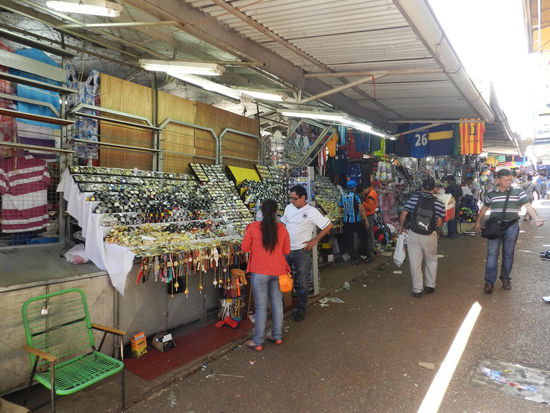 Verkaufsstand an Verkaufsstand reiht sich von der Grenze ab in Richtung Innenstadt; hier gibt es jeden Tand zu erwerben