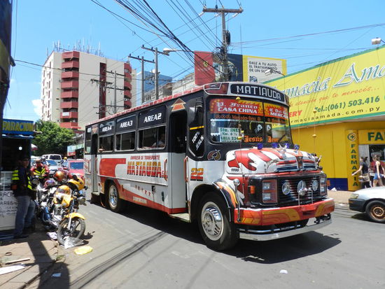 Herrliche alte Mercedesbusse fahren durch Ciudad del Este