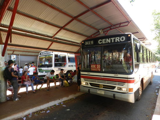 Im Busbahnhof; beim vorbeigehen an den Bussen muss man aufpassen, dass einen der Müll, der aus den Fenstern geworfen wird, nicht trifft. Ich konnte vor einer halbleeren Limoflasche gerade noch weghüpfen