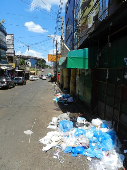 Heiligabend, gegen 15.00 h: die Stände werden abgebaut, zurück bleibt ein Haufen Abfall