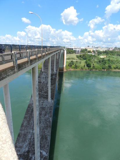 Blick von der Brückenmitte in Richtung Brasilien ...