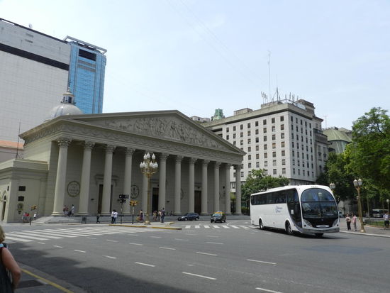 Von außen sieht die Kathedrale von Buenos Aires eher unscheinbar aus.