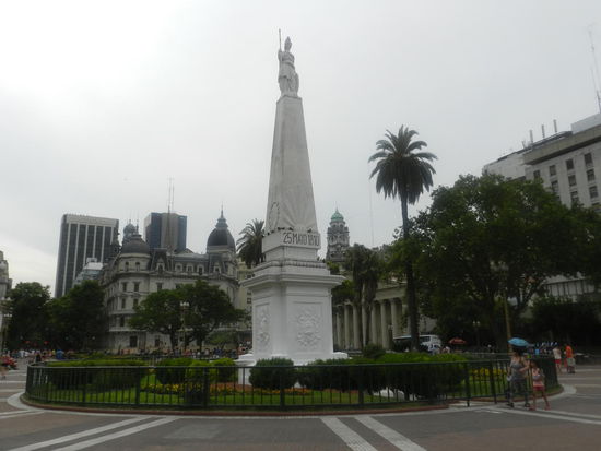 Plaza del Mayo mit Nationaldenkmal