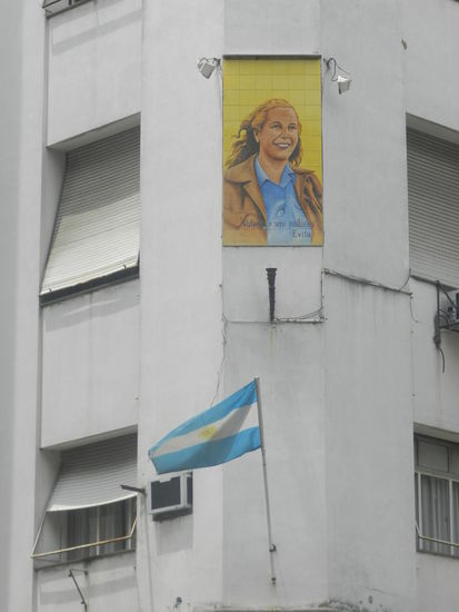 Evita Peron lächelt von der Hauswand herab auf den nach ihr benannten Platz
