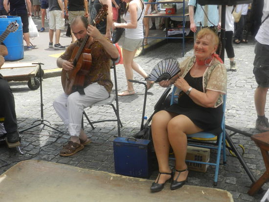 Musik und Tanz rund um den Flohmarkt