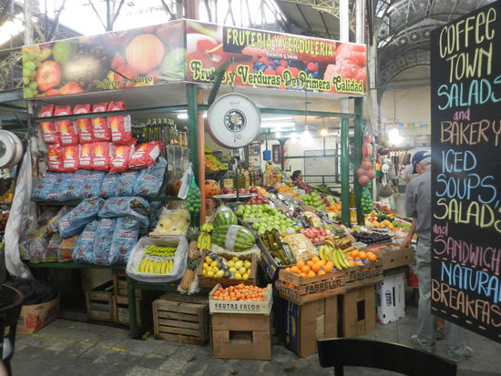 Obst- u. Gemüsestand in der Markthalle San Telmos