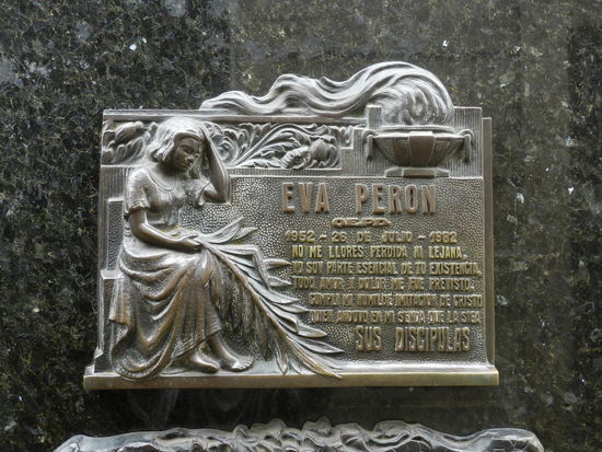 Mehrere Plaketten erinnern an Evita Peron