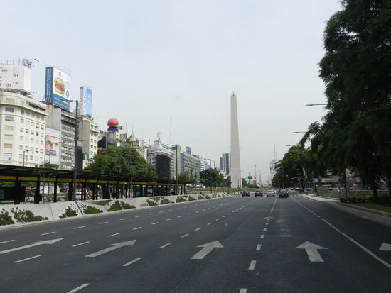 Die Ave. de 9 Julio, die mit 140 m angeblich breiteste Straße der Welt