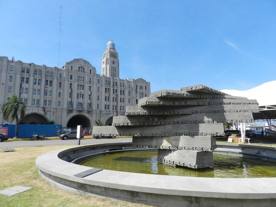 Weltenbrunnen vor der Admiralität