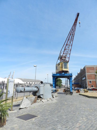 Die Zielvorrichtung des Panzerkreuzers Graf Spee vor altem Hafenkran