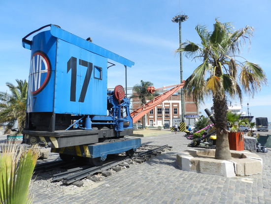 Rund um die Hafenzufahrt befinden sich alte Hafenwerkzeuge und Fundstücke aus dem Meer