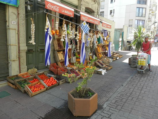 Im Nationalstolz sind die südamerikanischen Länder groß; hier ein Gemüsehändler (kein Fahnenverkäufer!)