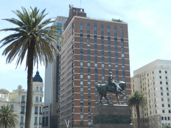 Auf der Fahrt mit dem Linienbus quer durch die Stadt ...