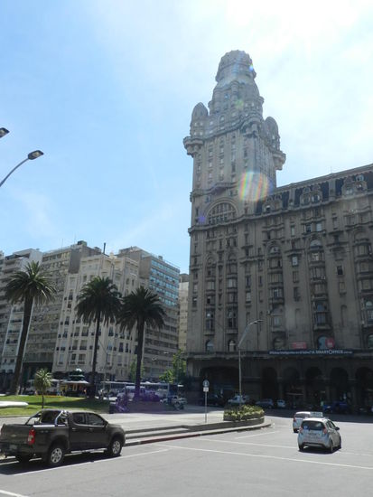 ... gibt es immer wieder alte Gebäude zu sehen, doch größtenteils befinden sich in der Innenstadt moderne Bürogebäude