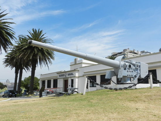 Das Marinemuseum mit dem geborgenen Geschütz der Graf Spee