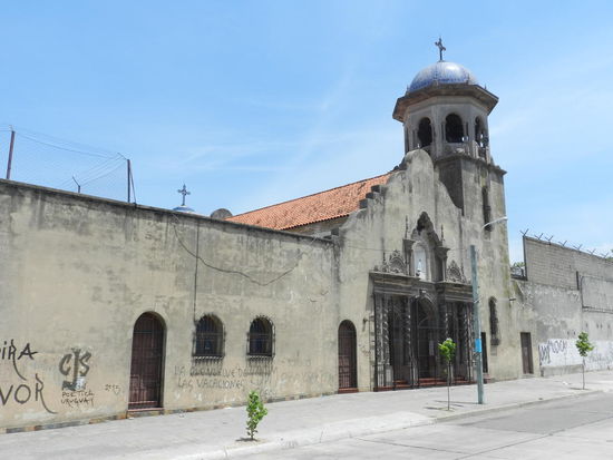 Kleine Kirche in einer Nebenstraße