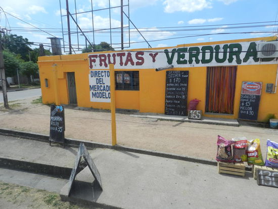 Raus aus der Stadt werden auch die Geschäfte wieder kleiner