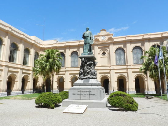Innenhof der ältesten Universität Cordobas, im Hintergrund das Museum der Geschichte der National Universität von Cordoba