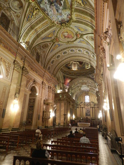 Eine herrliche Innenausstattung sowie angenehme Kühle erwartet einen im Inneren der Kathedrale