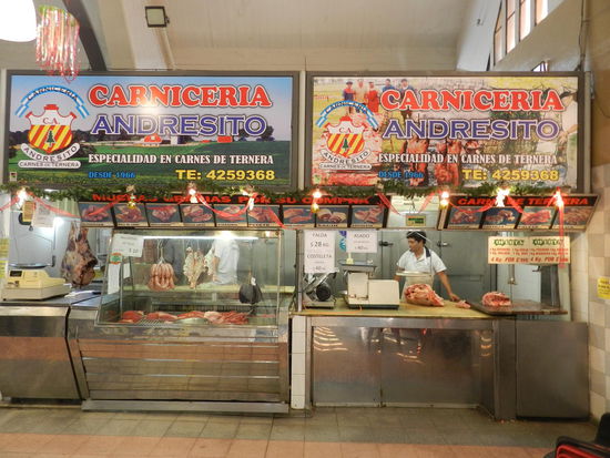 In Cordoba gibt es mehrere Markhallen, hier ein Fleischerstand im Mercato Sud ...