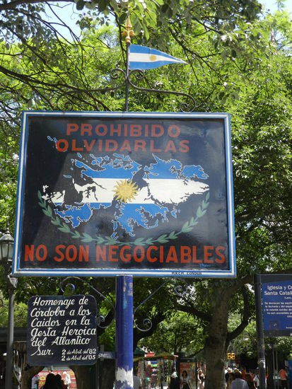 Auch 32 Jahr nach dem Falklandkrieg (oder Krise im Südatlantik, wie es hier heißt) kann man sich in Argentinien nicht mit der Ist-Situation arrangieren