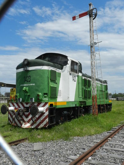 Abgestellte Diesellok auf dem Bahnhofsgelände Cordobas