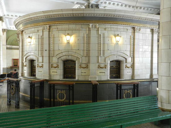 Fahrkartenschalter im Bahnhof - hier fahren aber nur 1, max. 2 Züge am Tag