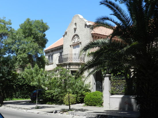 In einigen Nebenstraßen Mendozas stehen schöne alte Villen