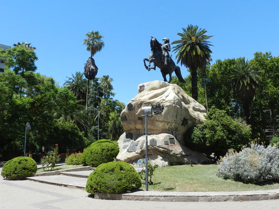 Neben dem Parque San Martin gibt es Mendozas Innenstadt auch noch einen Plaza San Martin; dort steht dieses Denkmal des Nationalhelden
