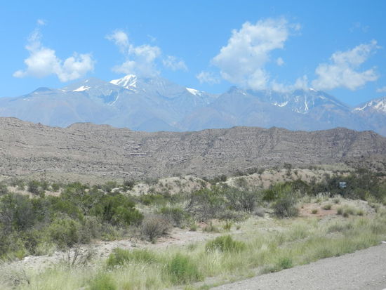 Zwei der drei Kordillierenketten waren - erst einmal mitten in den Bergen - immer gut zu sehen.