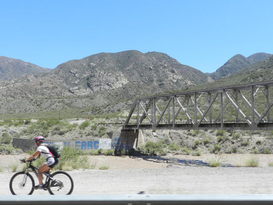 Auch eine Möglichkeit, über die Andenkordillieren zu kommen: mit dem Fahrrad!