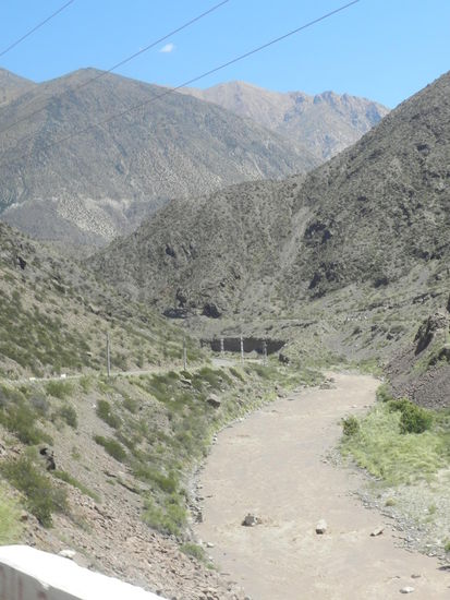 Vor lauter Lehm ist dieser Fluß kaum von einem Feldweg zu unterscheiden