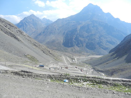 38 Spitzkehren ziehen sich über die Serpentinen vom Grenzübergang in Richtung Santiago de Chile