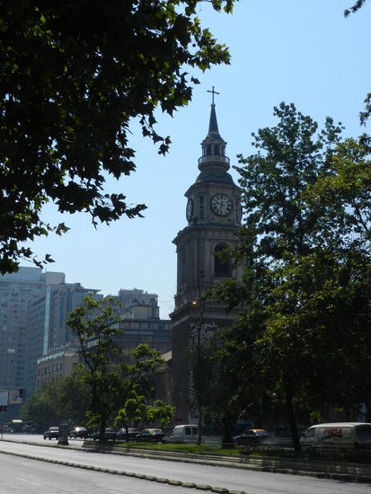 Mein erster Eindruck von Santiago - Blick vom Hotel über die Straße Libertador Bernardo O´Higgins auf die Kirche