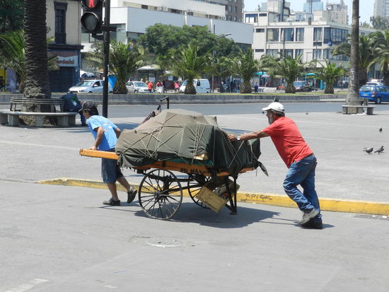 Mühsam müssen die Waren in der Altstadt zu den einzelnen Marktgebäuden gebracht werden