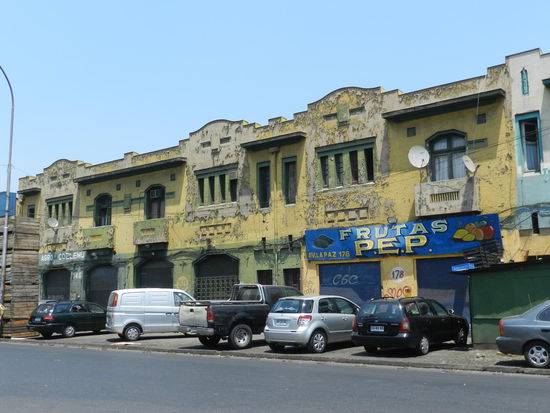 Hinter den Markthallen befinden sich noch viele alte Häuser