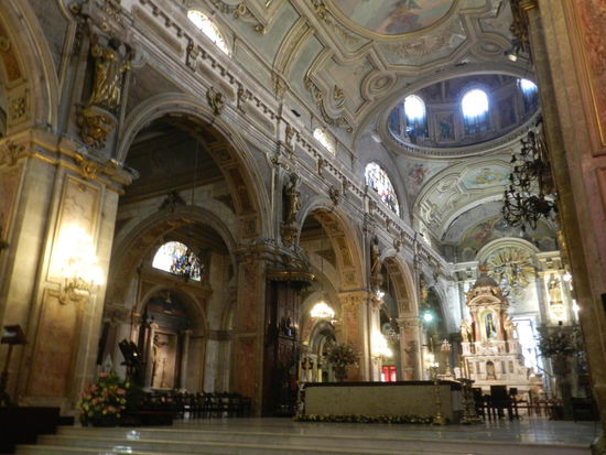 Von innen wirkt die Kathedrale noch wesentlich größer als von außen zu vermuten wäre