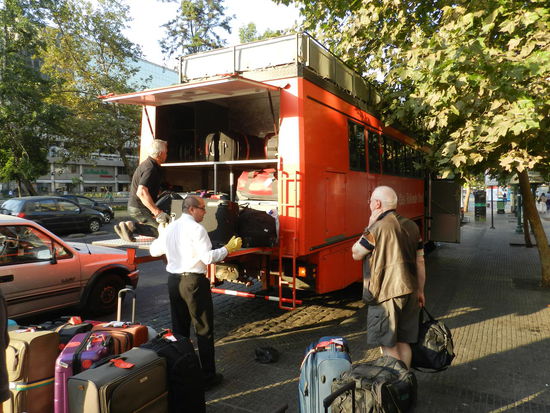 Das Rotel wird am Tage der Abfahrt vor dem Hotel in Santiago mit Koffern beladen, den Hänger holen wir später noch ab.