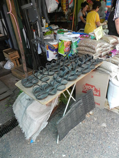 Nützliches aus alten Autoreifen - Gummisandalen auf dem Markt in Chillan