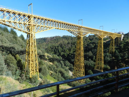 Die Eisenbahnbrücke über den Cautin-Fluß vor Temuco