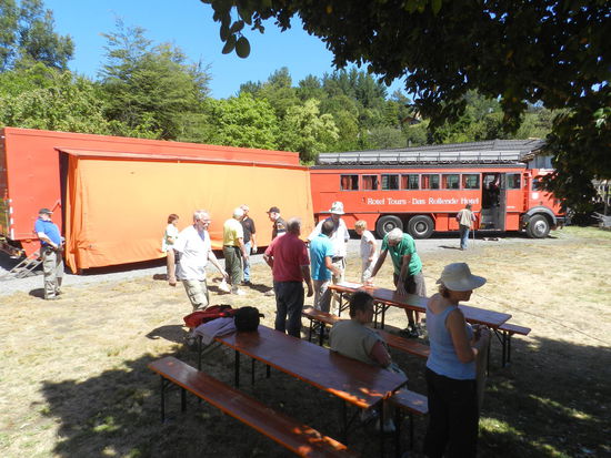 Das Lager rund um´s Rotel wird aufgebaut