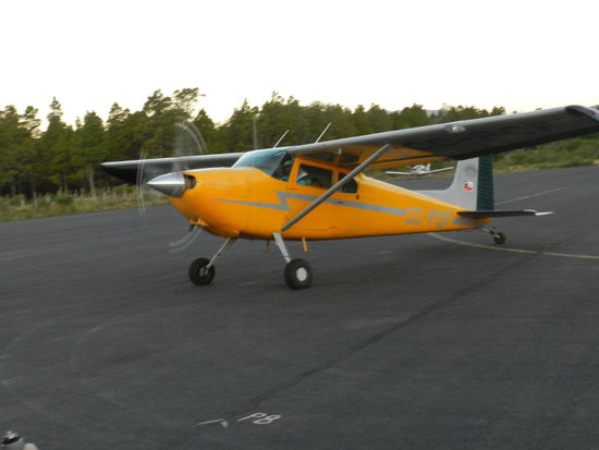 Mit dieser alten Cessna ging es zum Rundflug über den Vulkan