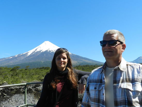 Vater und Tochter vor Vulkan