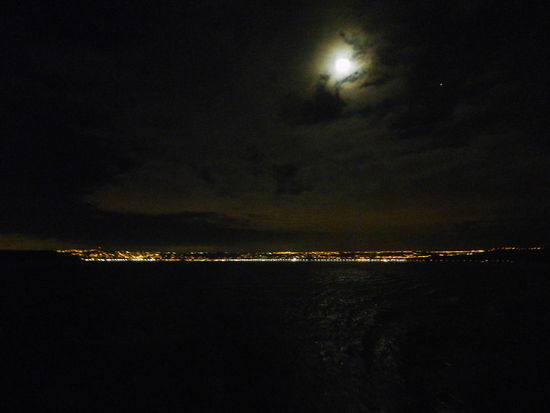 Nach dem Ablegen der Fähre - Blick auf Puerto Montt bei Nacht
